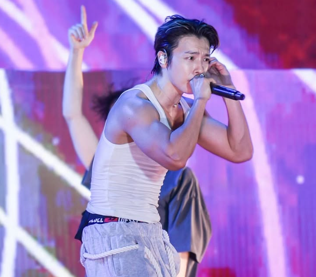 SJ東海在舞台上不慎摔倒。(圖/翻攝東海IG)